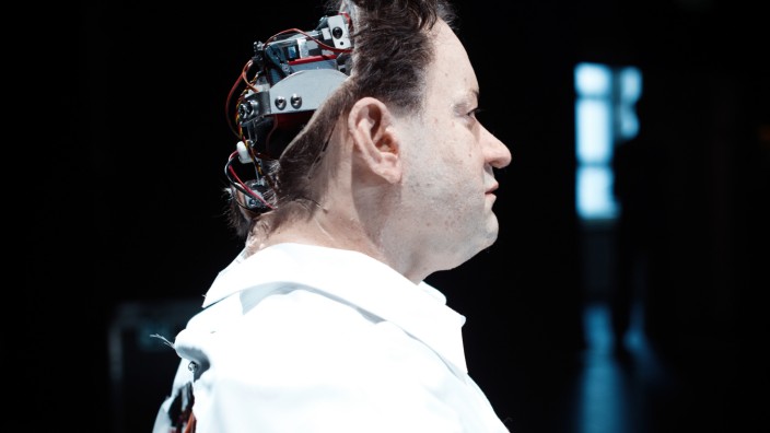 Theater in München: Thomas Melle, der echte, hat sich für die Produktion bereitwillig mit Silikon übergießen und ausmessen lassen. Mit Hilfe von 3-D-Druck und viel Technik entstand dann ein Roboter, der ihm tatsächlich sehr ähnlich sieht.