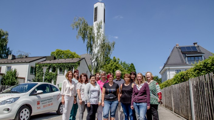 Bogenhausen: Das Team des Diakonievereins der Immanuel-Nazareth-Kirche versorgt rund 80 Pflegebedürftige. Der Verein ermöglicht es den Menschen damit, dass sie in ihren eigenen vier Wänden bleiben können.
