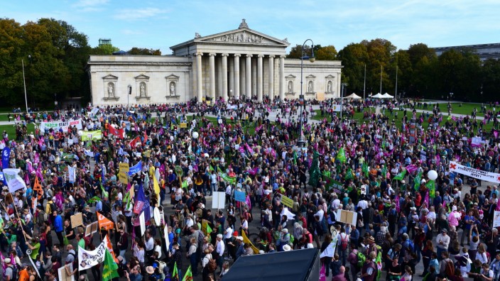 "Mia ham's satt"-Demo: Tausende Demonstranten haben sich am Samstag auf der Wiese am Königsplatz versammelt.