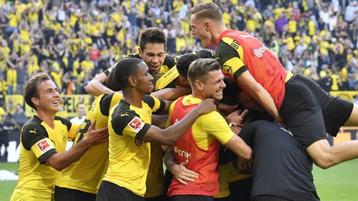 Borussia Dortmund: Der BVB feiert das späte 4:3 gegen den FC Augsburg.