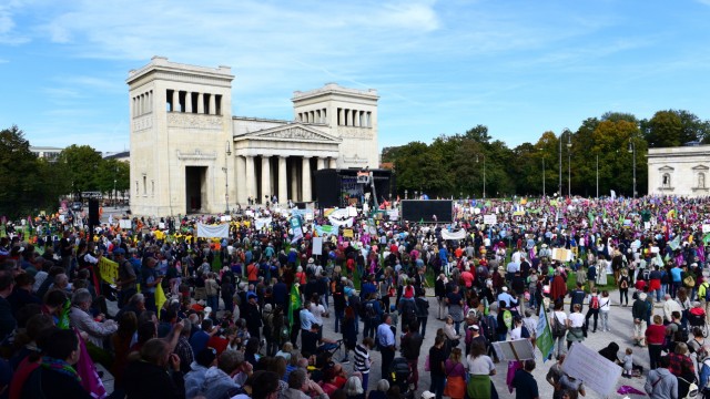 Protest: Der Königsplatz hat schon lang nicht mehr eine solch große Demonstration gesehen wie am Samstag bei dem Protest mit dem Motto "Mia ham's satt".