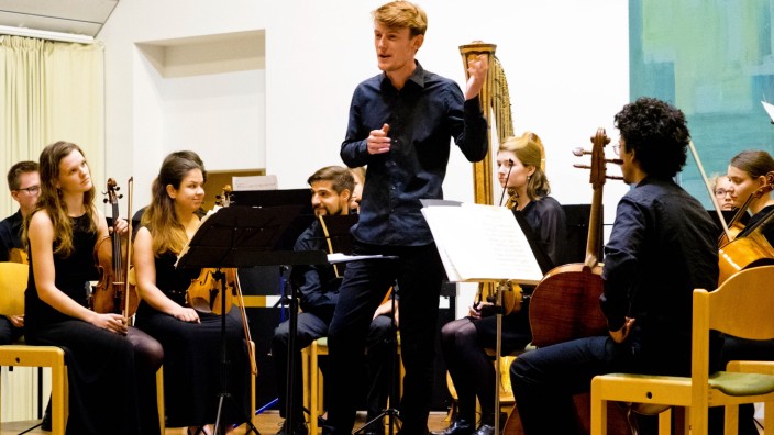Junger Dirigent aus Vaterstetten: Vor jedem Stück gibt Dirigent Maximilian Leinekugel eine kurze Einführung - das Publikum hört mit Interesse zu.