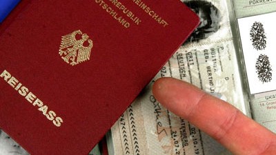 Kabinett beschließt: Reisepass mit Fingerabdrücken (Montage)