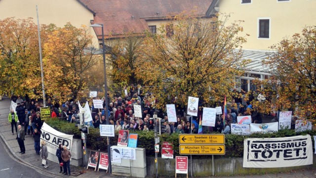 Protest gegen AfD-Wahlkampf in Taufkirchen: Der offizielle Platz der Kundgebung "Gegen Hass und Hetze" war nicht groß genug für alle, die gekommen waren.