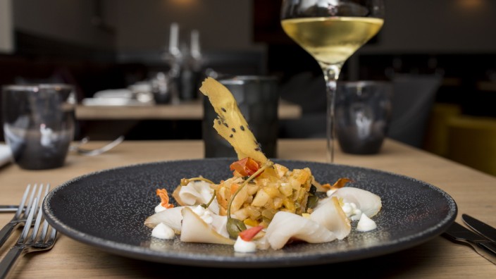 Typisch deutsch: Ein Carpaccio vom geräucherten Schwertfisch mit Ratatouille-Salat, Karpernäpfeln und Amalfi-Zitronencreme steht in einem Münchner Lokal auf dem Tisch (Symbolfoto).