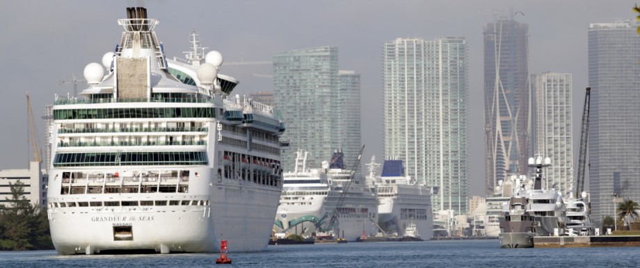 Kreuzfahrtschiff Grandeur of the Seas im Hafen von Miami