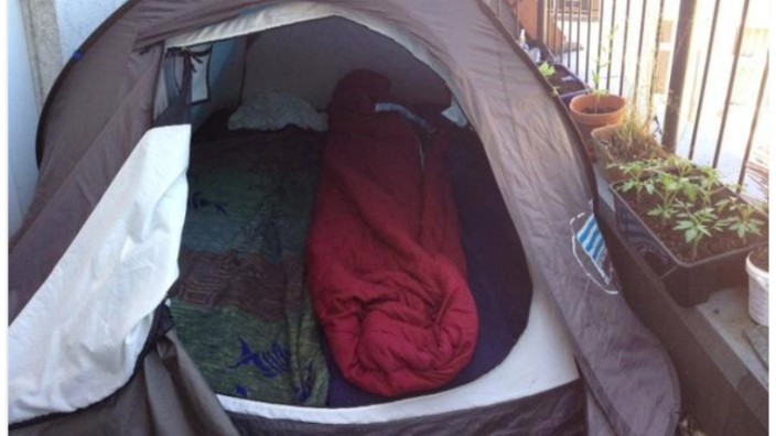 Soziale Medien: Kann man bei einem Zelt eigentlich von "Warmmiete" sprechen? Kommt auf den Schlafsack an! So sah die Anzeige aus, die ein Kunststudent in ein Wohnungsportal stellte. Ein Scherz - der sich verselbständigte