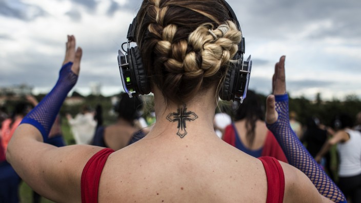 Streaming: Streamingdienste wie Spotify haben in den vergangenen Jahren völlig die Art und Weise verändert, wie Menschen Musik hören. Hier eine Festivalbesucherin in Südafrika.