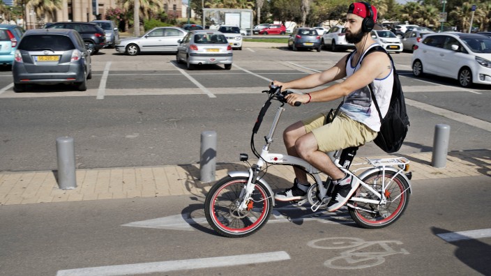 Radfahren in Tel Aviv: Einer von 250 000. Gemessen an der Einwohnerzahl ist der Anteil von E-Bikern in Tel Aviv weltweit am höchsten.