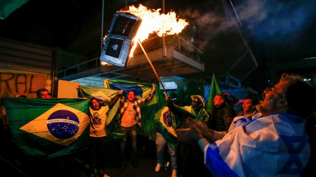 Präsidentenwahl: Wahlmaschinen sind für Anhänger von Jair Bolsonaro eher unnützer demokratischer Klimbim. Daher verbrennen sie sie gerne. Wenn ihr Kandidat nicht gewinnt, war es sowieso Betrug.