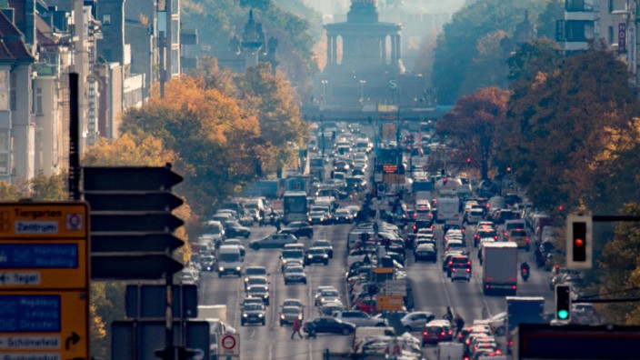 SZ am Morgen: Der Autoverkehr rollt weiter durch Deutschland wie hier über den Kaiserdamm in Berlin. Mit einer Klage will der BUND die Regierung dazu zwingen, das Sofortprogramm für den Klimaschutz zu verschärfen.