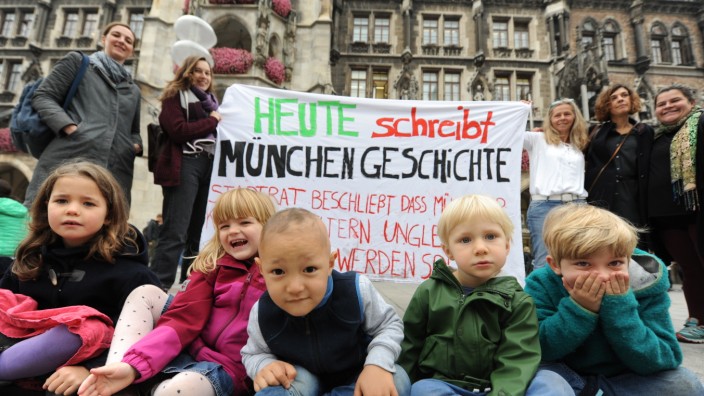 Kinderbetreuung: Kinder und Eltern der Kita "Konfetti" an der Angertorstraße haben am Dienstag vor dem Rathaus für niedrige Gebühren demonstriert.