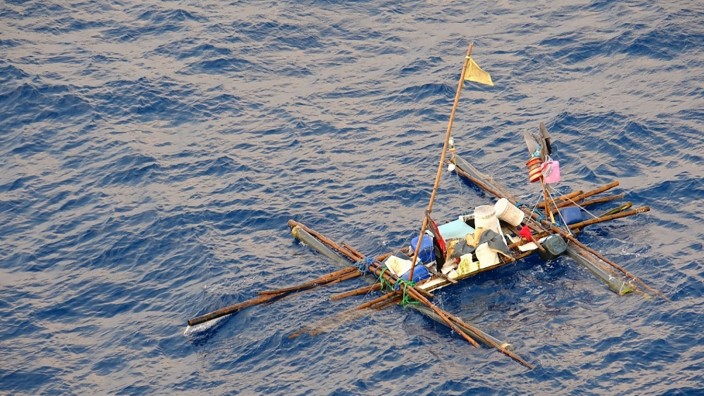 Philippinen: Foto der US-Marine von dem Floß, mit dem fünf philippinische Fischer fünf Tage lang auf dem Meer trieben.