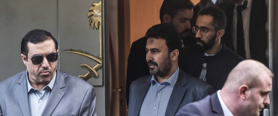 Autokratien: Pokerfaces: Saudi-arabische Konsulatsangehörige verlassen ihre Vertretung in Istanbul, während vor dem Gebäude Menschen gegen das plötzliche Verschwinden von Jamal Khashoggi demonstrieren.