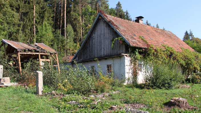 Ein verfallendes Haus in der Gemeinde Georgenberg in der Oberpfalz