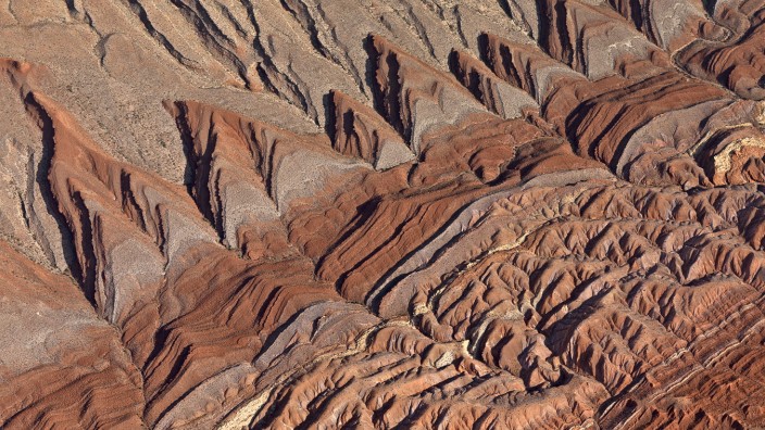 Flatirons: Durch die Wüstenlandschaft im amerikanischen Südwesten zieht sich ein eigenartig gezackter Bergrücken, Comb Ridge genannt.