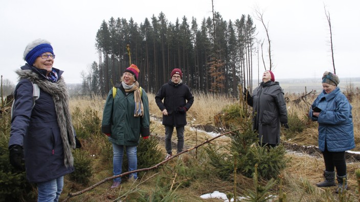Natur und Kunst: Inspektion im Wald: Eva Maria Kränzlein (links) und Brigitte Storch (2. von rechts), künstlerische Leiterin, bei einer Ortsbesichtigung im Frühjahr.