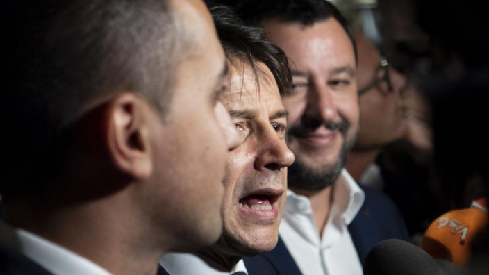 Cinque Stelle und Lega: Der Ministerpräsident von Italien, Giuseppe Conte (Mitte), und seine Stellvertreter Luigi Di Maio (links) und Matteo Salvini (rechts).