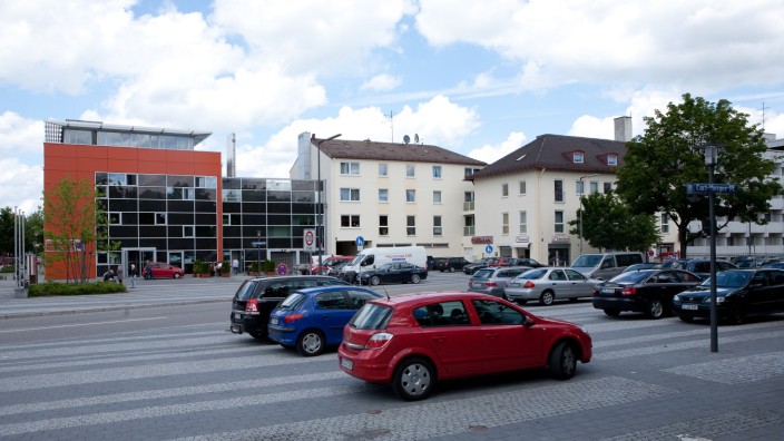 Parkende Autos am Curt-Mezger-Platz, vor dem Kulturhaus Milbertshofen