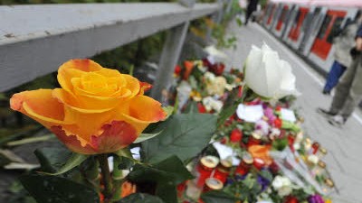 Politiker zu S-Bahn-Gewalt in Solln: Blumen erinnern am S-Bahnhof Solln an die tödliche Prügelattacke von Jugendlichen gegen Dominik Brunner.