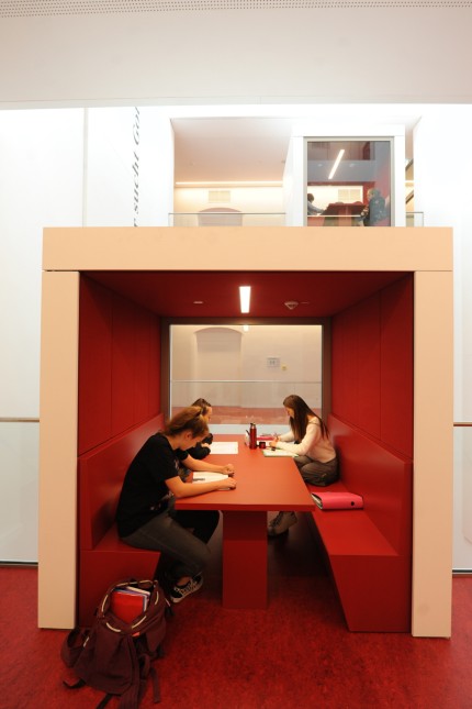 Moderne Klassenzimmer: Das Atrium bietet nun fünf kleine Aufenthalts- und Lern-Boxen, die von den Schülern gern angenommen werden.