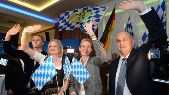 Die niederbayerische AfD-Spitzenkandidatin Katrin Ebner-Steiner und Bundestagsfraktionschefin Alice Weidel winken in Mamming.