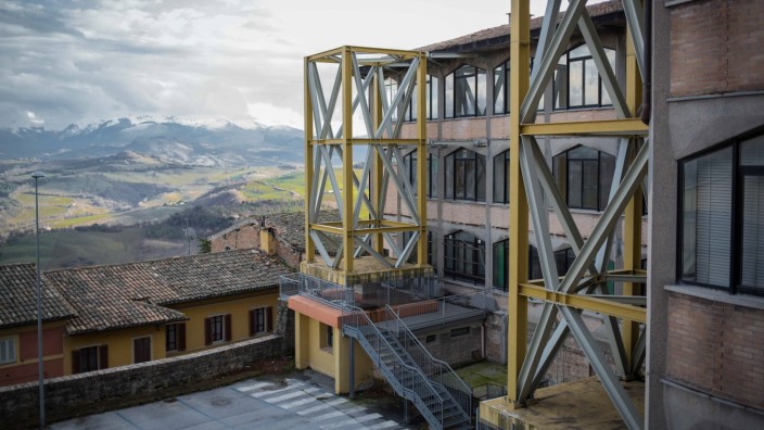 Camerino in Italien: Welchen Sinn haben die riesigen Gerüste, wenn nicht klar ist, ob Camerino wieder aufgebaut wird? Derzeit bereiten die Stützwerke jedenfalls nichts anderes vor als ihre eigene Dauerpräsenz.