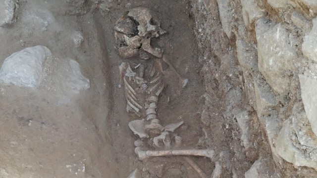 Archäologie: Das Skelett lag seitlich im Grab, mit dem Talisman zwischen den Zähnen.