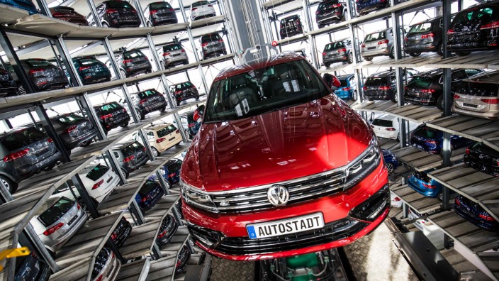 Automobilindustrie: Den "klassischen Glaspalast" wird es künftig nicht mehr geben, sagt VW-Vertriebsvorstand Jürgen Stackmann. Stattdessen sollen die Kunden online direkt im Autowerk bestellen.