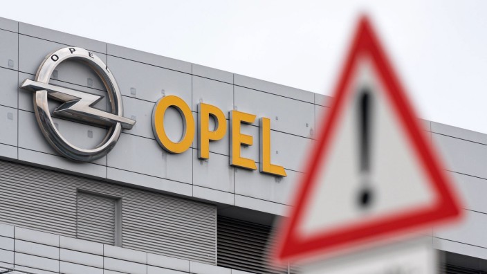 Feature Opel 19 02 2017 Rüsselsheim Feature Logo Brand Opel Ein Verkehrsschild mit Ausrufezei