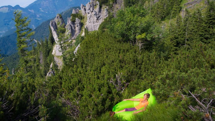 Österreich: Im Luftsofa die Latschen riechen und den Blick in die Bergwelt schweifen lassen - so sieht das Almtal seine Sommerfrischler.