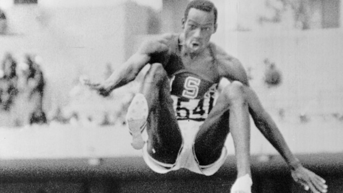 Weitsprung bei Olympia: Olympische Sommerspiele, Mexico City, 18. Oktober 1968: Bob Beamon tritt zu seinem ersten Versuch im Weitsprung an - und fliegt 8,90 Meter weit. Der legendäre Weltrekord sollte 23 Jahre Bestand haben.