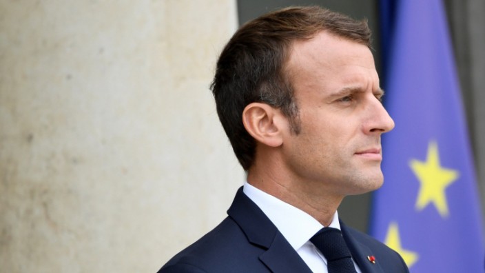 Regierungsumbildung in Frankreich: Emmanuel Macron vor dem Pariser Élysée-Palast