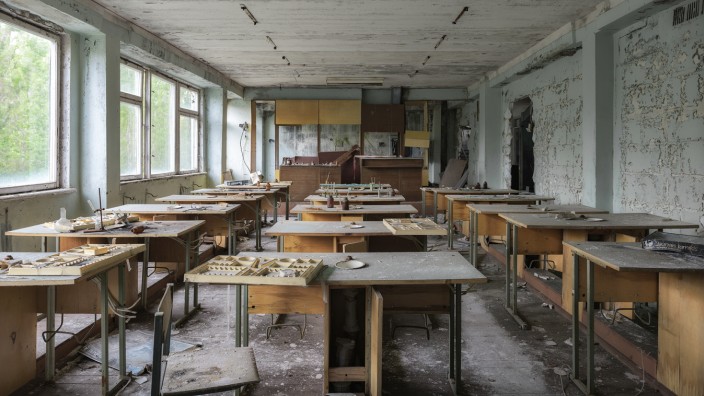 Fotos von "Lost Places": Ein ehemaliges Klassenzimmer in Tschernobyl. Es gibt sogar Fototouren durch die verlassene Zone.