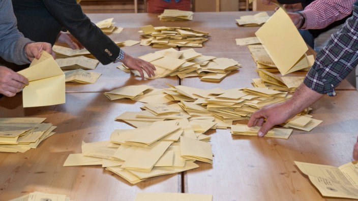 Nach der Landtagswahl: Nach der Wahl werden leere Stimmzettel entsorgt, ausgefüllte archiviert.