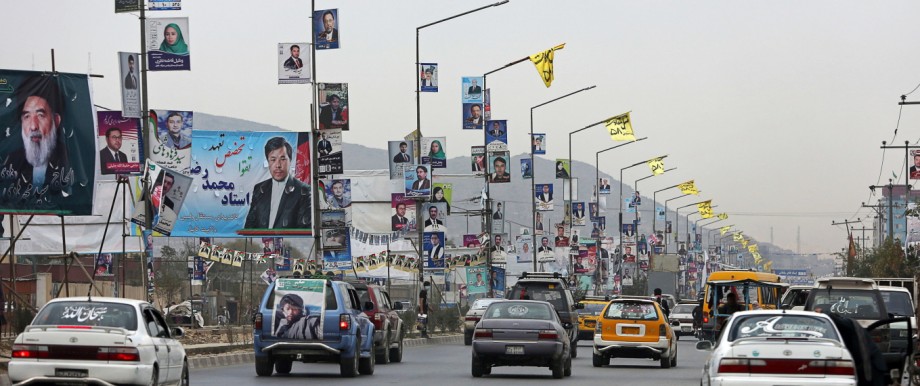 Afghanistan: Ganz Kabul hängt voller Plakate: Wegen Streitereien ums Wahlrecht findet die Abstimmung in Afghanistan drei Jahre später als geplant statt.