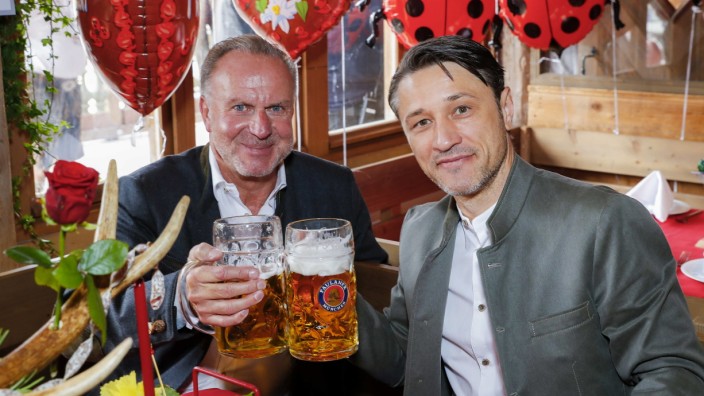 FC Bayern-Trainer Niko Kovac (rechts) mit Vorstandsboss, Karl-Heinz Rummenigge im Käfer-Zelt auf dem Oktoberfest in München.