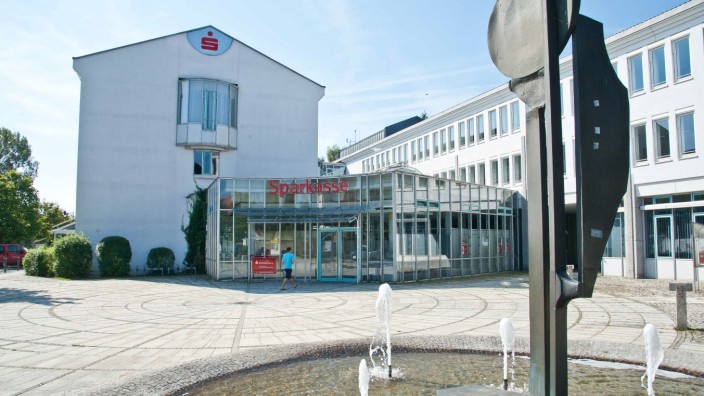 Konter auf Grünen-Kritik: Das alte Sparkassengebäude in Ebersberg.