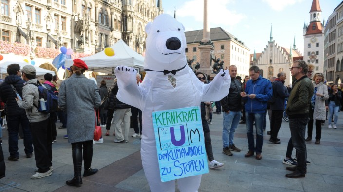 Kernkraft der Umwelt zuliebe: Mit dem Eisbär-Maskottchen namens "Melty" versuchten Atomkraftbefürworter am Sonntag, ihre Botschaft unters Volk zu bringen.