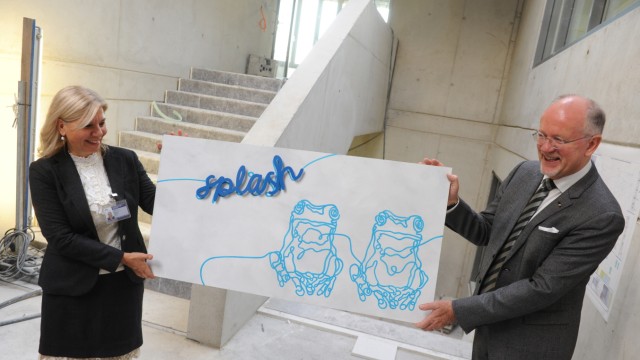 Europäische Schule: Direktorin Alexia Giannakopoulou und Generaldirektor Rudolph Ensing zeigten das Kunst-am-Bau-Modell.