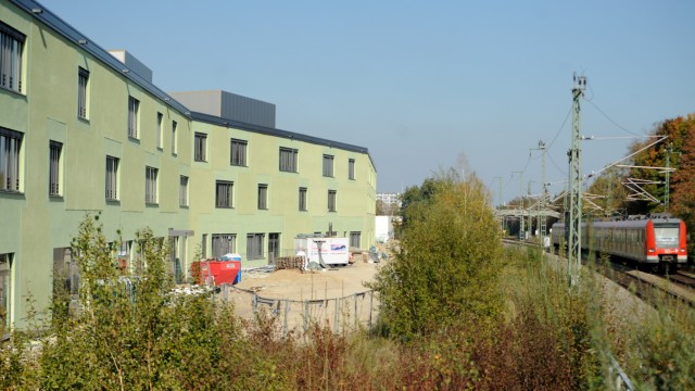 Europäische Schule: Die Europäische Schule am Fasangarten direkt liegt an der S-Bahn.