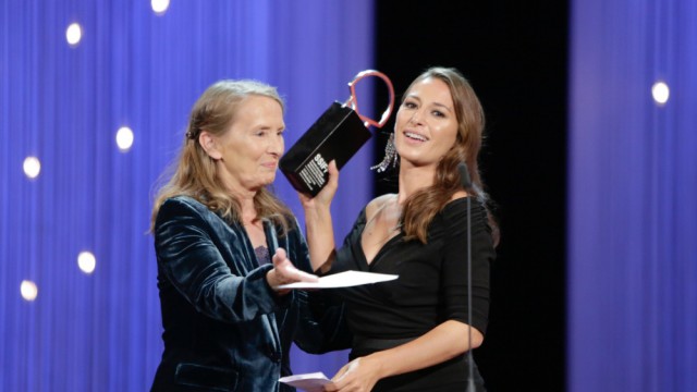 66. Filmfestival San Sebastián: Beeindruckende Leistung bei der Darstellung einer traumatisierten Mutter: Pia Tjelta (rechts) erhält die "Silberne Muschel" für die beste weibliche Schauspielerin.