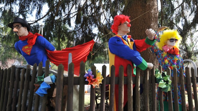 Rätselhafte Verluste: Parade am Zaun: Das Gautinger Ehepaar kleidete seine Puppen passend zum Fasching.