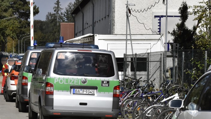 Fürstenfeldbruck: Beinahe regelmäßig kommt es in der Erstaufnahmeeinrichtung für Flüchtlinge zu Großeinsätzen der Polizei, wie hier am 4. Oktober.