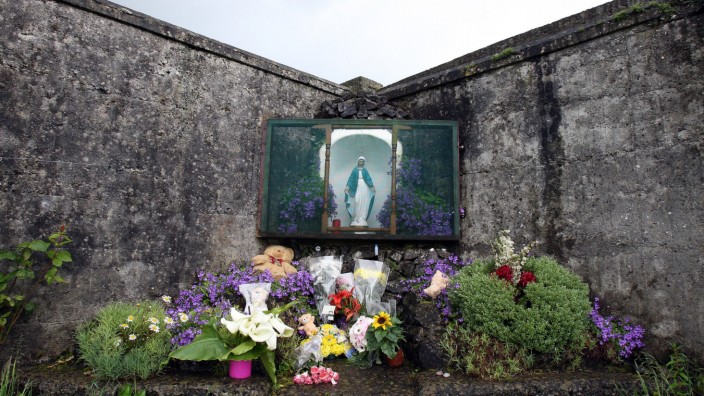 Irland: Die Historikerin Corless ist sich sicher, dass unter dem Gelände des Heimes ein Massengrab mit fast 800 Kinderleichen liegt.