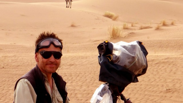 Im Kino: Der Eurasburger Dokumentarfilmer Max Kronawitter hat Margarete und 13 andere Frauen und Männer auf einer Wüstenwanderung begleitet.
