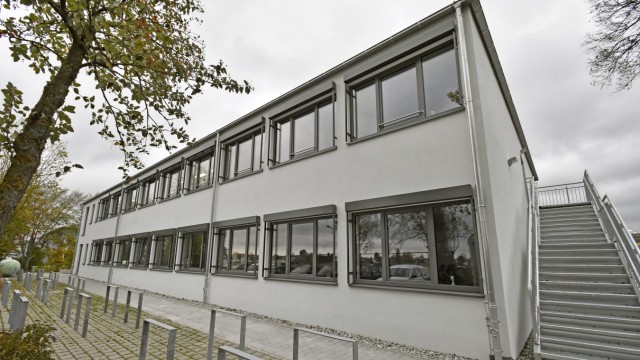 Fachoberschule Germering: Der zweigeschossige Interimsbau bei der Realschule wurde aus Modulen errichtet. Die Ausstattung ist einfach, aber funktional. 2023 soll die Fachoberschule Germering einen Neubau erhalten.