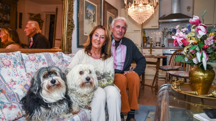 Wohnen in Schäftlarn: Fühlen sich wohl in ihrer Wohnung: Adelheid und Erwin Eckerl mit ihren zwei Hunden Maxima und Max.