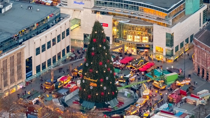 der größte Weihnachtsbaum der Welt steht in Dortmund auf dem Weihnachtsmarkt Hansaplatz Marktbuden