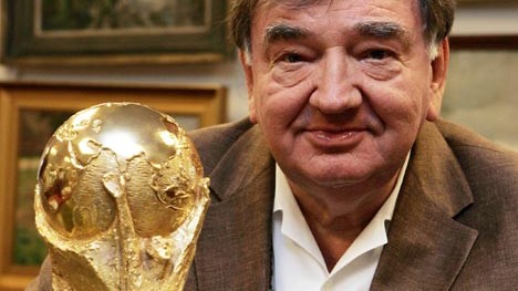 WM-Pokalbesitzer wider Willen: Der ehemalige Musicalkönig Rolf Deyhle ist der einzige private Besitzer einer Fifa-Weltpokal-Replika - und wollte es nicht mehr sein
